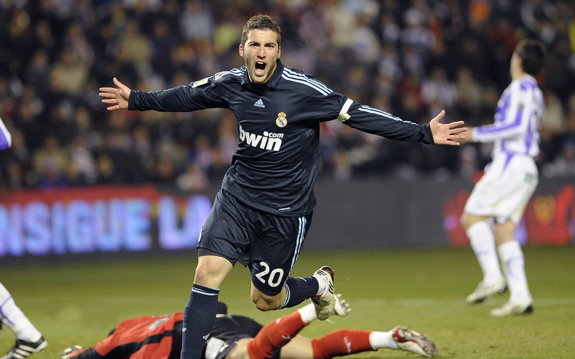 亚冠联赛，中超球队再创佳绩，东亚区竞争白热化